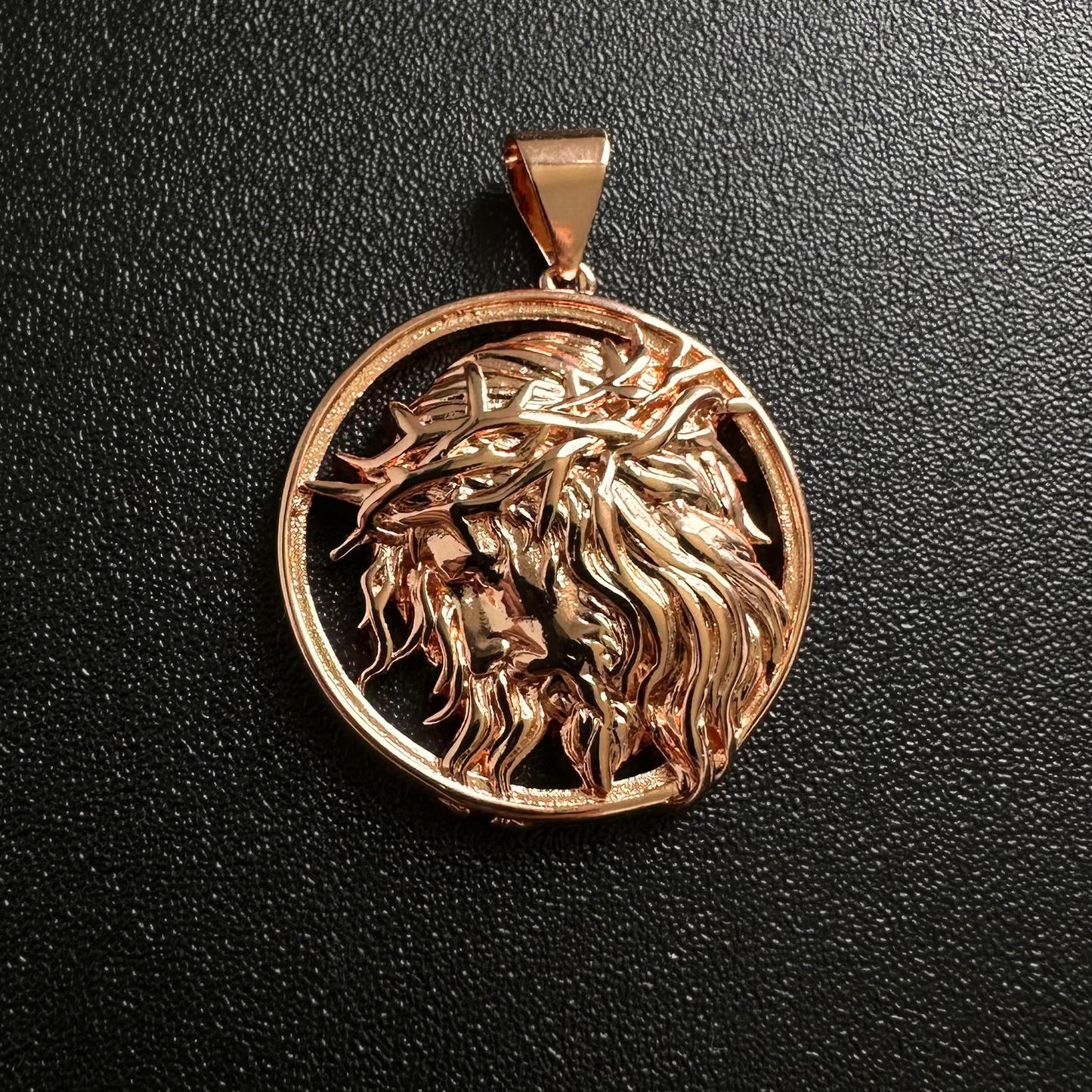 Dije Cristo Tono Oro Rosa 18K
