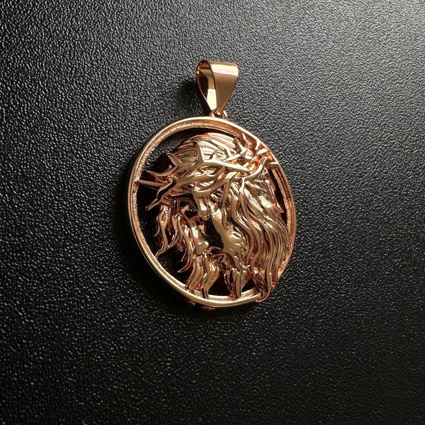Dije Cristo Tono Oro Rosa 18K